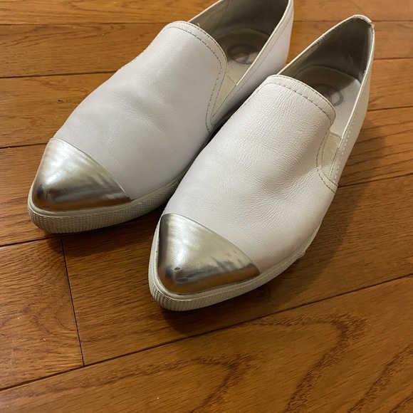 Preowned wishbone shoes size 8 -white & silver - Picture 6 of 6